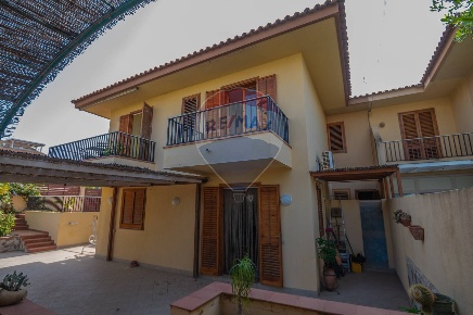 Foto Villa bifamiliare in VIA salvatore OTTAVIANO, Ragusa di 350 m²