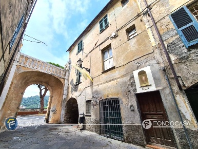 Foto Magazzino in Via Medaglie d'Oro, Albenga Centro di 30 m² con 1 locali
