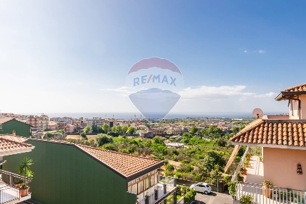 Foto Appartamento in Via Sciarelle, Acireale di 148 m² con 8 locali