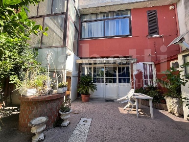 Foto Casa indipendente in Napoli, Calvi Risorta di 200 m² con 10 locali