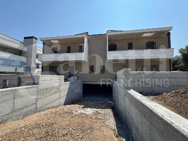 Foto Villa unifamiliare in Via Fratelli Bandiera 22, Marino di 105 m²