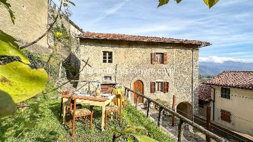 Foto Rustico in Via Alcide Rossi 2, Molazzana di 80 m² con 11 locali