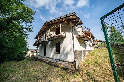 Foto Villa bifamiliare in Via Don Ronchi  18, Dolzago Centro di 119 m²