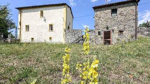 Foto Rustico in Via del Saltello 6, Barga di 90 m² con 10 locali in vendita