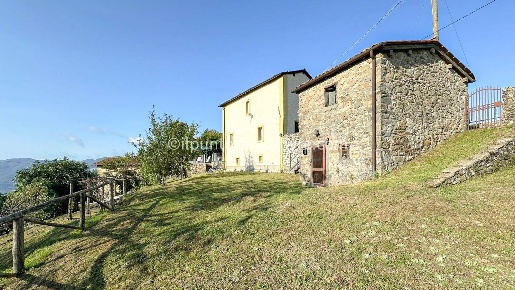 Foto Rustico in Via del Saltello 6, Barga di 90 m² con 10 locali in vendita