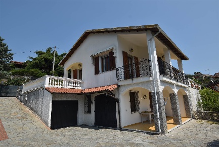 Foto Villa unifamiliare a Imperia Oneglia di 240 m² con 8 locali in vendita