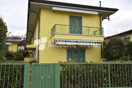 Foto Appartamento a Massa Marina di Massa Centro di 65 m² con 4 locali