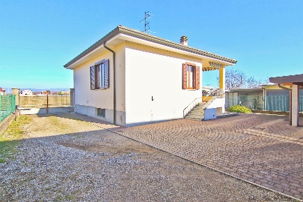 Foto Villa unifamiliare a Misinto Centro di 85 m² con 3 locali in vendita