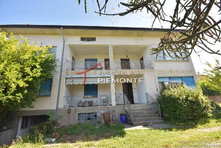Foto Villa bifamiliare a Borgomanero Centro di 300 m² con 10 locali