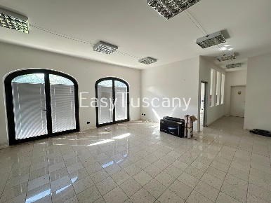 Foto Locale commerciale in VIA ROMA, Porcari Centro di 90 m² con 2 locali