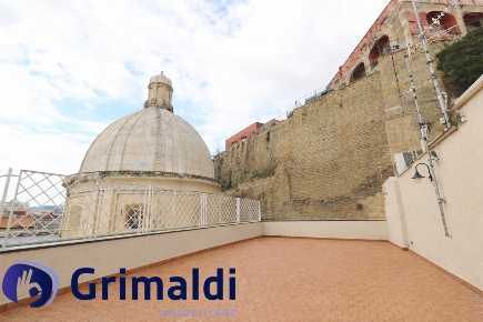Foto Appartamento in Via Chiatamone, Napoli di 224 m² con 9 locali
