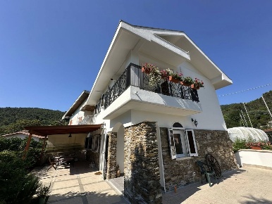 Foto Villa unifamiliare a Ameglia Bocca Di Magra di 200 m² con 6 locali