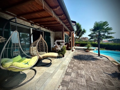 Foto Villa unifamiliare in Via Maccagne, Toirano di 180 m² con 7 locali