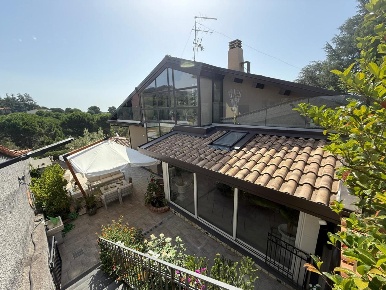 Foto Villa unifamiliare a Nicolosi di 360 m² con 8 locali in vendita