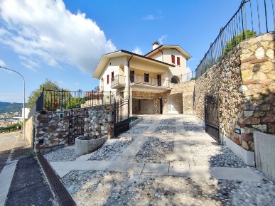 Foto Appartamento in Via Moretto 17, Arzignano Centro di 500 m² in affitto