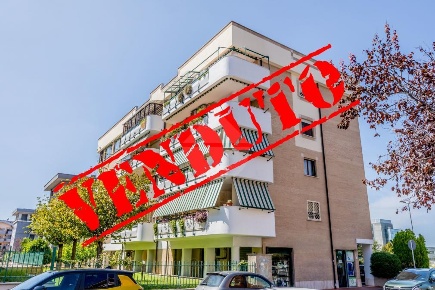 Foto Appartamento in Via Mario Broglio, Roma di 95 m² con 3 locali
