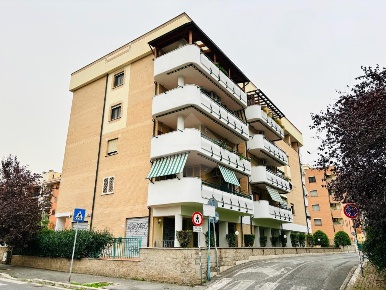 Foto Appartamento in Via Mario Broglio, Roma di 95 m² con 3 locali