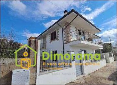 Foto Villa unifamiliare in Via Milano 13, Orotelli di 324 m² con 14 locali