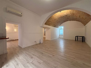 Foto Negozio in VICOLO NICCOLI 62, Osimo Centro di 95 m² con 2 locali