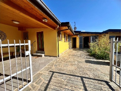 Foto Casa indipendente a Brebbia di 120 m² con 5 locali in vendita