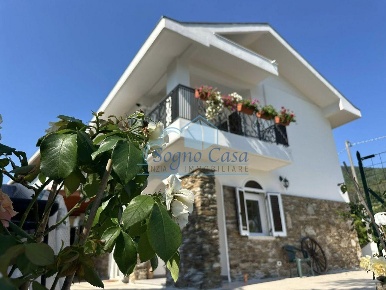 Foto Villa unifamiliare a Ameglia di 200 m² con 6 locali in vendita