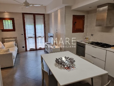 Foto Villa a schiera a Massa Marina di Massa Centro di 80 m² con 5 locali