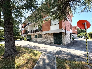 Foto Appartamento a Massa Marina di Massa Centro di 150 m² con 8 locali