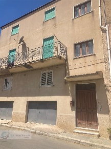 Foto Appartamento in Via Friddi 70, Lercara Friddi di 80 m² con 4 locali