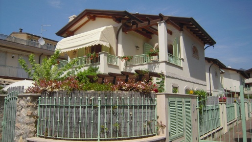 Foto Villa bifamiliare a Montignoso di 200 m² con 7 locali in vendita