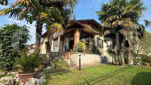 Foto Villa bifamiliare in Via Don Sturzo 33, Albairate Centro di 250 m²
