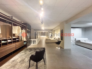 Foto Magazzino in Via Alcide de Gasperi 63, Milazzo Centro di 649 m²