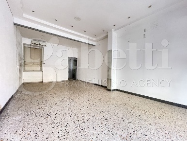 Foto Negozio in IV Novembre, Marano di Napoli Centro di 45 m² con 1 locali