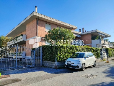 Foto Appartamento a Massa Marina di Massa Centro di 70 m² con 4 locali