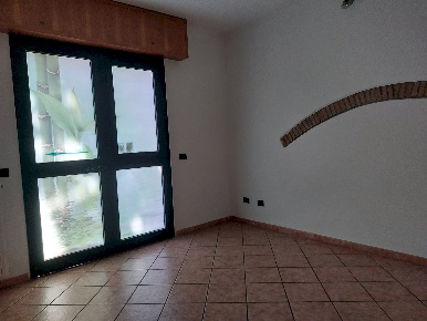 Foto Locale commerciale a Imola Centro Storico di 71 m² con 1 locali