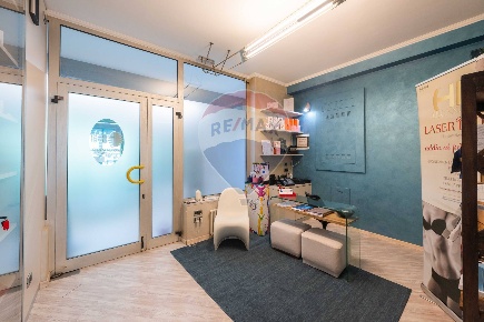 Foto Negozio a Osio Sotto di 60 m² con 5 locali in vendita