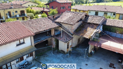 Foto Rustico a Passirano Centro di 300 m² con 10 locali in vendita