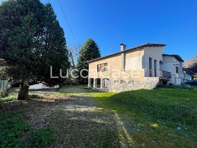 Foto Villa unifamiliare a Lucca Ponte a Moriano di 230 m² con 8 locali