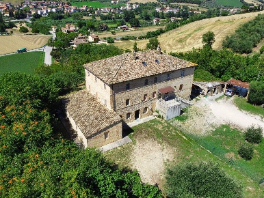 Foto Rustico in Ete Caldarette, Fermo di 370 m² con 9 locali in vendita