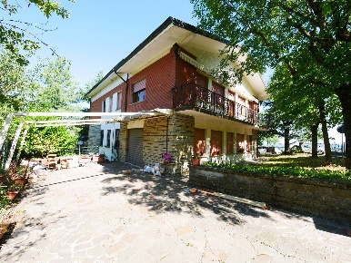 Foto Casa indipendente in Viale Belvedere, Serramazzoni di 430 m²