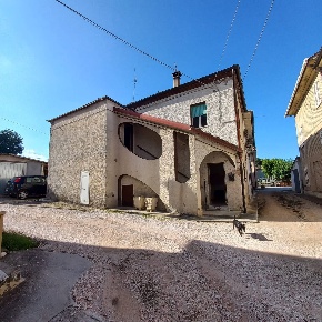 Foto Case semi ndipendenti in via Volpi, Falerone di 122 m² con 6 locali