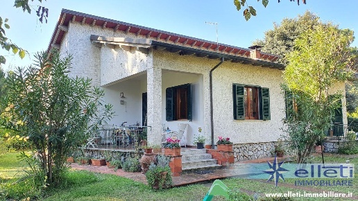 casa indipendente in vendita a Massa in zona Marina di Massa