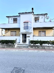Foto Appartamento in Viale Della Resistenza, Pineto di 82 m² con 3 locali
