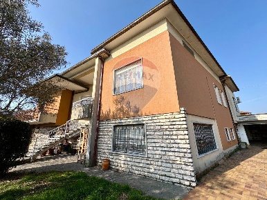 Foto Villa singola a Castel Goffredo Centro di 387 m² con 11 locali