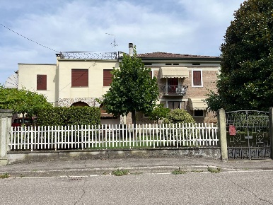 Foto Casa indipendente in Via albero, Legnago Centro di 220 m² con 8 locali