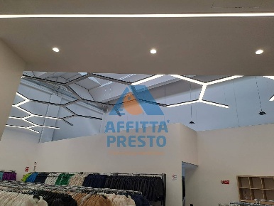 Foto Attività commerciale a Prato di 730 m² con 4 locali in affitto