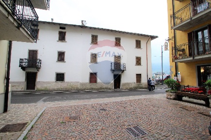 Foto Casa indipendente a Oltre il Colle Centro di 260 m² con 12 locali