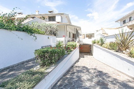 Foto Appartamento in Via Luigi Cherubini, Roma Infernetto di 180 m²