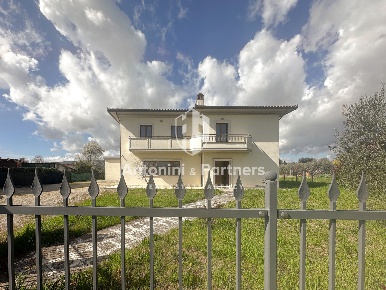 Foto Villa unifamiliare in Vocabolo Santa Maria Maddalena, Todi di 564 m²
