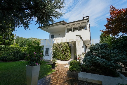 Foto Villa unifamiliare in Via F. Petrarca 11, Legnago Centro di 275 m²