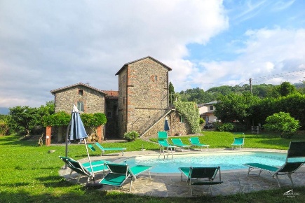 Foto Casale a Filattiera Centro di 400 m² con 8 locali in vendita